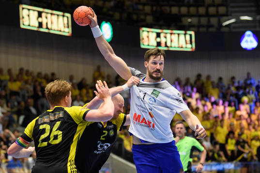 Sävehofs Jonathan Edvardsson och Joakim Larsson försvarar