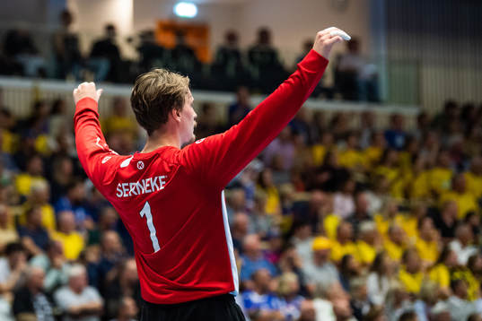 Alingsås målvakt Niklas Kraft jublar