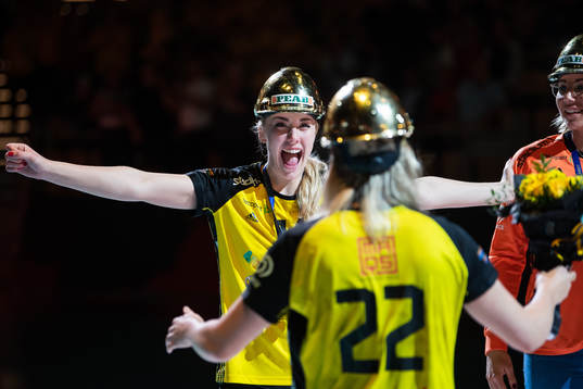 Sävehofs Linnea Pettersson jublar med Johanna Ahlm när