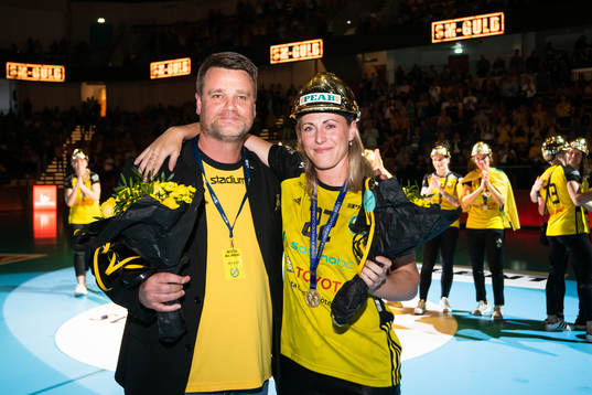 Sävehofs ordförande Patrik Brandt tackar av Johanna Ahlm