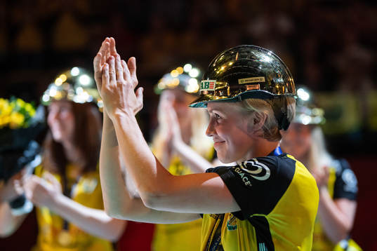Sävehofs Elin Hallagård tackas av