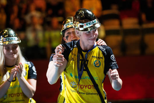 Sävehofs Elin Hallagård tackas av