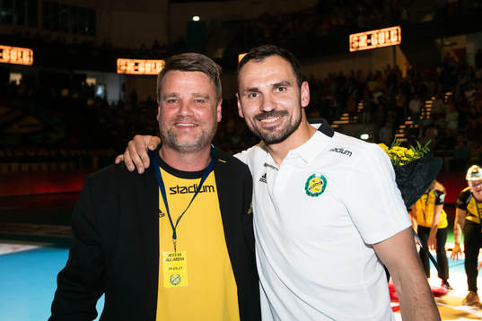 Sävehofs ordförande Patrik Brandt tackar av fystränare
