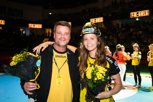 Sävehofs ordförande Patrik Brandt tackar av Olivia