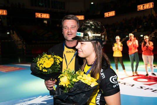 Sävehofs ordförande Patrik Brandt tackar av Ebba Lundstedt