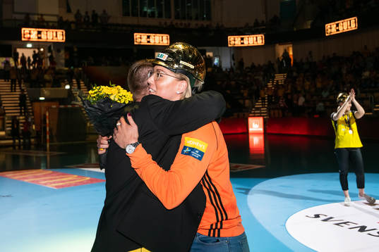 Sävehofs ordförande Patrik Brandt tackar avmålvakt