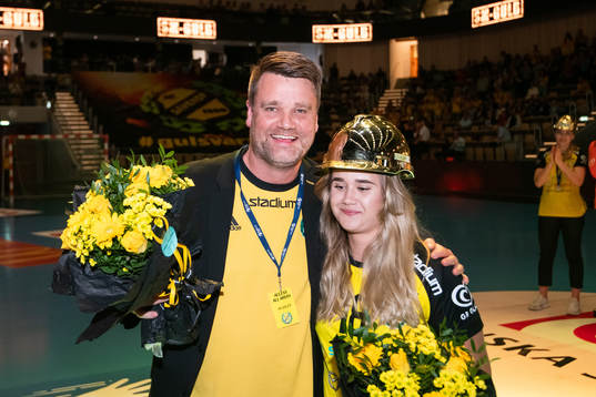 Sävehofs ordförande Patrik Brandt tackar av Elin