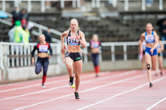Wilma Rosenquist, Malmö AI vinner kval 1 för F19 4x100m