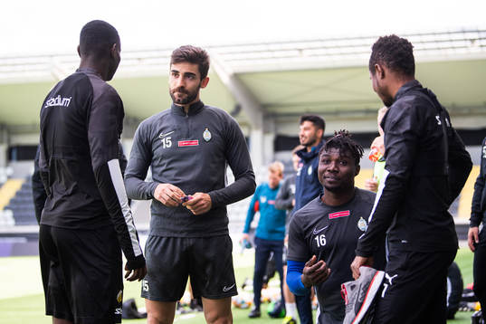 Häckens Godswill Ekpolo och Nasiru Mohammed pratar med AFC