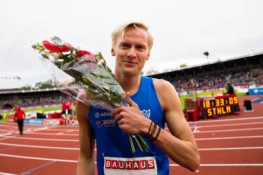 Hampus Widlund celebrate the victory in the men's 400m