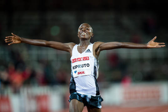 Rhonex Kipruto celebrates the victory in the men's 10000m