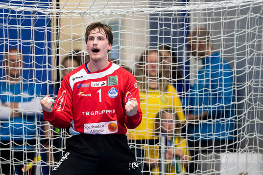 Alingsås målvakt Niklas Kraft jublar