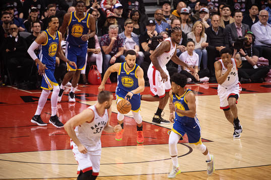 Warriors Stephen Curry controls the ball