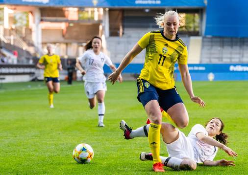 Stina Blackstenius of Sweden and So Hyun Cho of South Korea