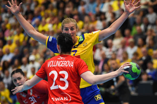 Patricia Wollingerova of Slovakia and Linn Blohm of Sweden