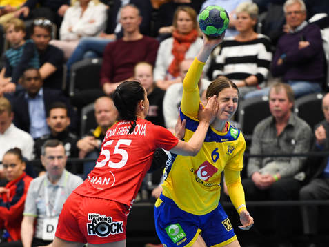 Tetyana Filkova Trehubovask of Slovakia has her hand in the