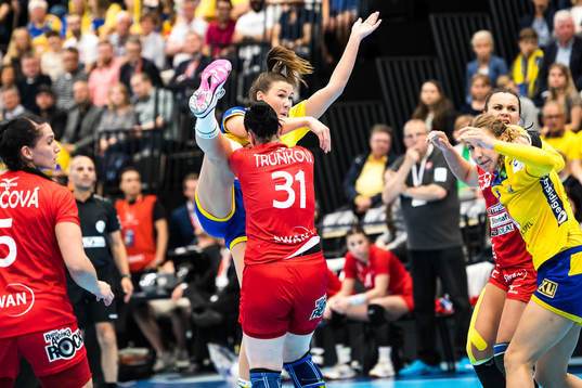 Mikaela Mässing of Sweden and Nikoleta Trunkova of Slovakia