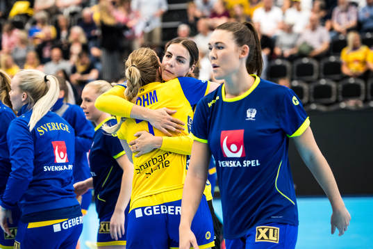 Linn Blohm and Carin Strömberg hugs prior game 1 of the