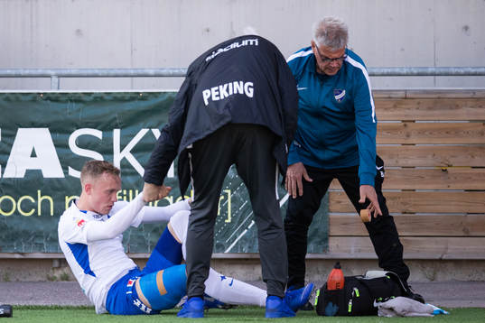 IFK Norrköpings Gudmundur Thórarinsson med lindat ben vid