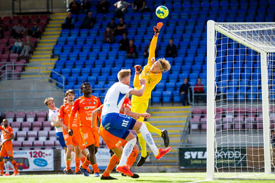 AFC Eskilstunas målvakt Ole Söderberg försöker nå