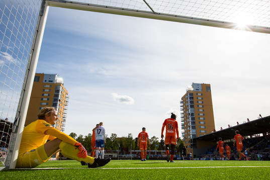 AFC Eskilstunas målvakt Ole Söderberg deppar