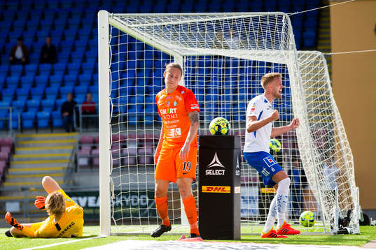 IFK Norrköpings Kasper Larsen jublar bredvid en deppande