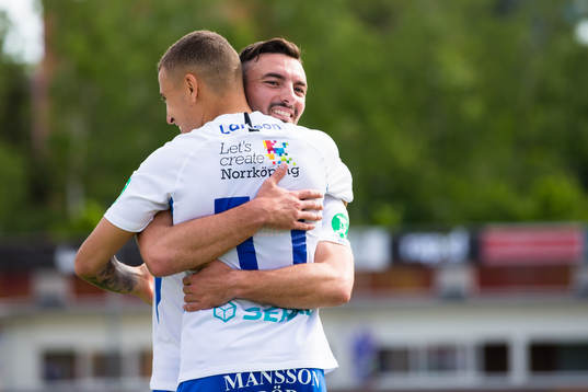 IFK Norrköpings Jordan Larsson omfamnas av Sead