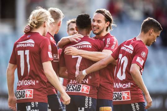 Örgrytes Ailton Almeida jublar med lagkamrater