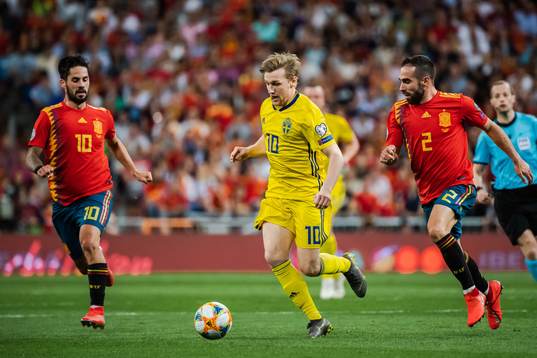 Emil Forsberg of Sweden against Isco and Dani Carvajal of