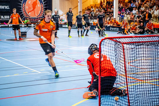 Höllvikens Daniel Persson mot Malmö Redhawks målvakt