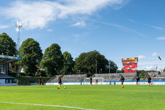 Mjällbys spelare värmer upp på Örjans Vall före