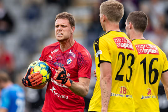 Halmstads målvakt Malkolm Nilsson jublar