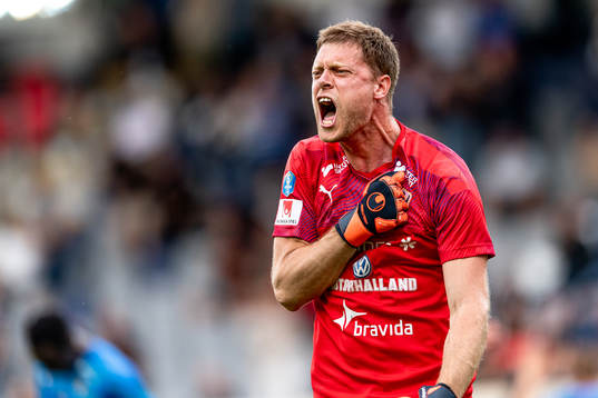 Halmstads målvakt Malkolm Nilsson jublar