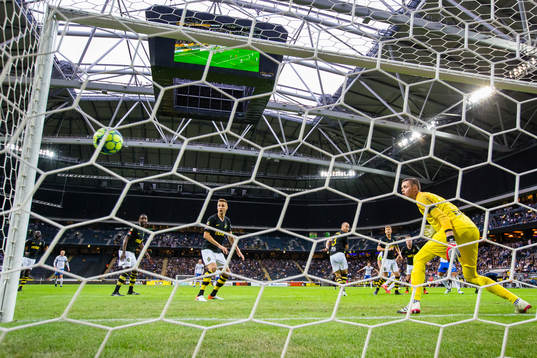 s målvakt Oscar Linnér ser bollen gå i mål för 0-1 på