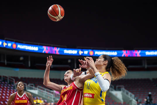 Milica Jovanovic of Montenegro and Amanda Zahui of Sweden