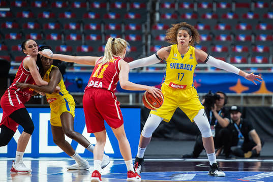 Bozica Mujovic of Montenegro and Amanda Zahui of Sweden