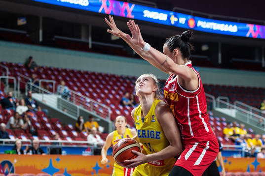 Regan Magarity of Sweden and Milica Jovanovic of Montenegro