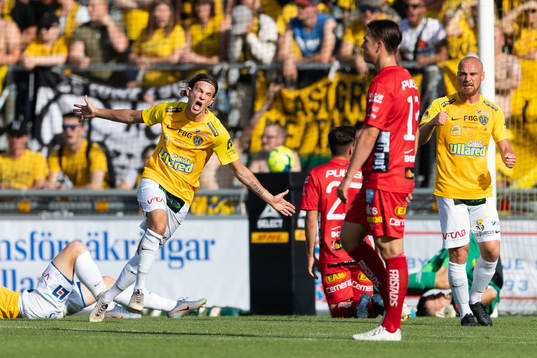 Falkenbergs Robin Östlind jublar