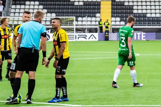 Hammarbys Mads Fenger Nielsen lämnar planen