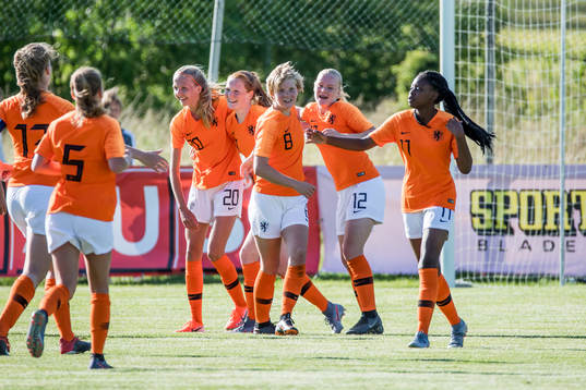 Nederländernas Nikée van Dijk har gjort 1-1 och jublar