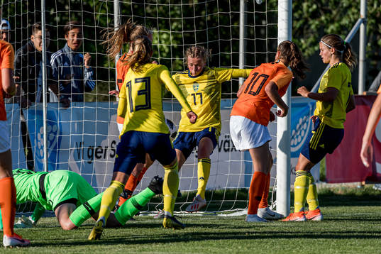 Sveriges Elvira Olofsson gör 3-1 till Sverige