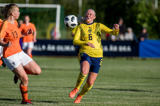 Nederländernas Sanna Koeleman och Sveriges Emilia Bengtsson