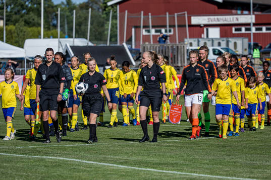 Sverige och Nederländerna marscherar in