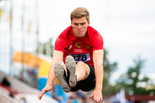 Oskar Erixon, IF Göta Karlstad, deltar i längdhopp