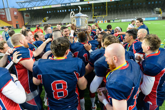Svenska mästarna Stockholm Mean Machines spelare jublar