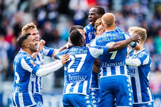 IFK Göteborgs Sebastian Eriksson jublar med lagkamrater
