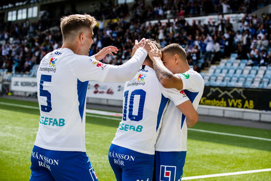 IFK Norrköpings Jordan Larsson jublar med Simon Skrabb