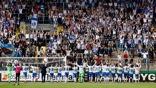 IFK Norrköpings spelare jublar och tackar publiken på