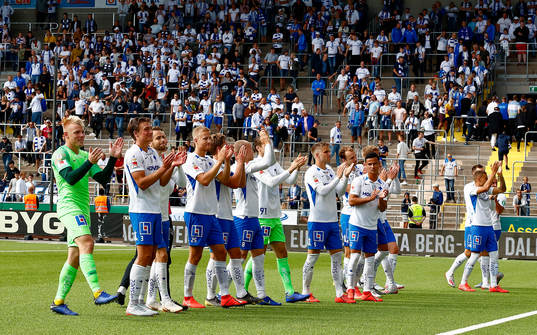 IFK Norrköpings spelare jublar och tackar publiken