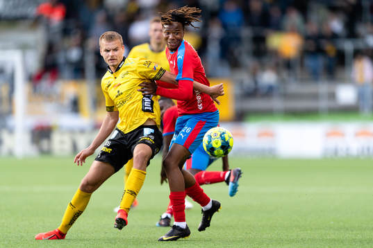 Elfsborgs Gustav Henriksson och Helsingborgs Kundai Benyu